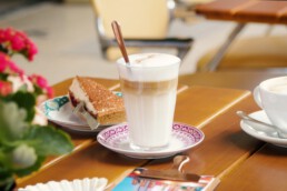 Latte Macchiato, Milchkaffe und frischer Kuchen