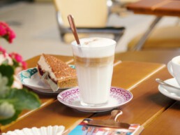 Latte Macchiato, Milchkaffe und frischer Kuchen