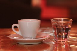 Frischer Kaffee und ein Glas Wasser im Café Roland