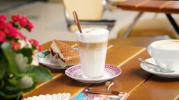 Kaffe Spezialitäten und ein frisches Stück Kuchen im Café Roland